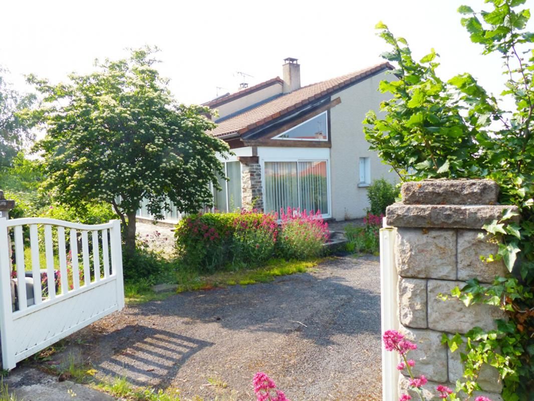 SOLIGNAC-SUR-LOIRE Maison Solignac Sur Loire 5 pièce(s) 195 m2 2