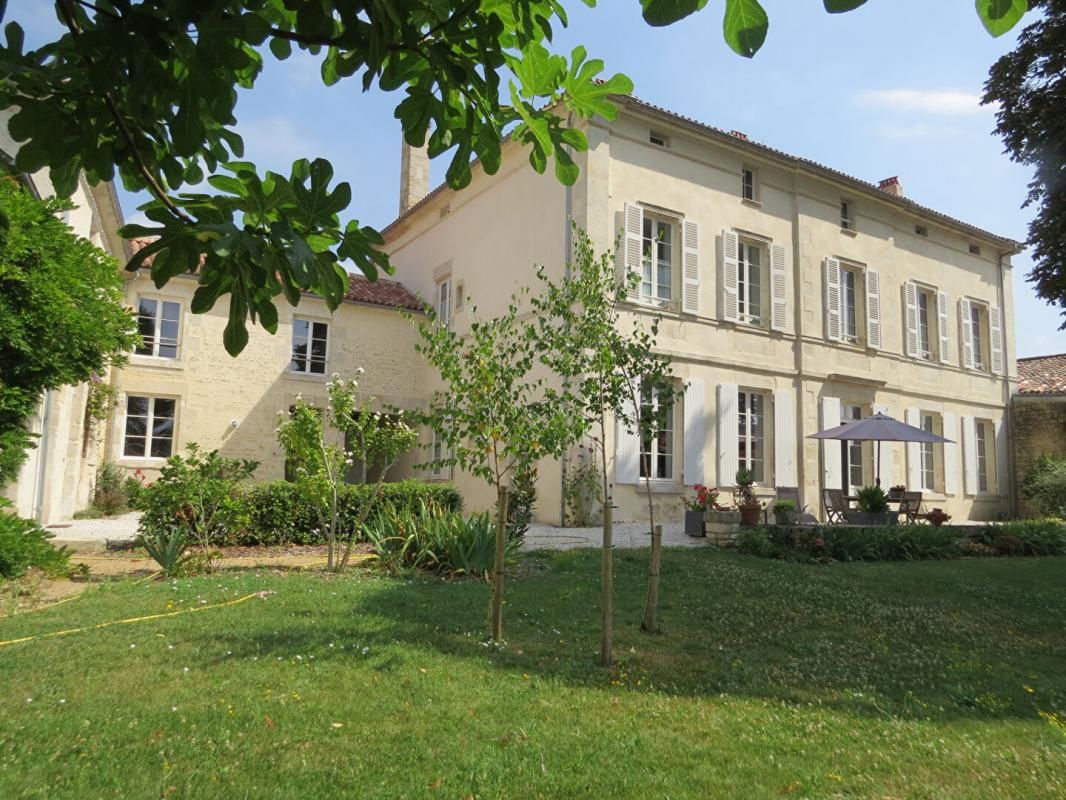FONTENAY-LE-COMTE Bel Hôtel particulier, jardin et piscine centre ville 2