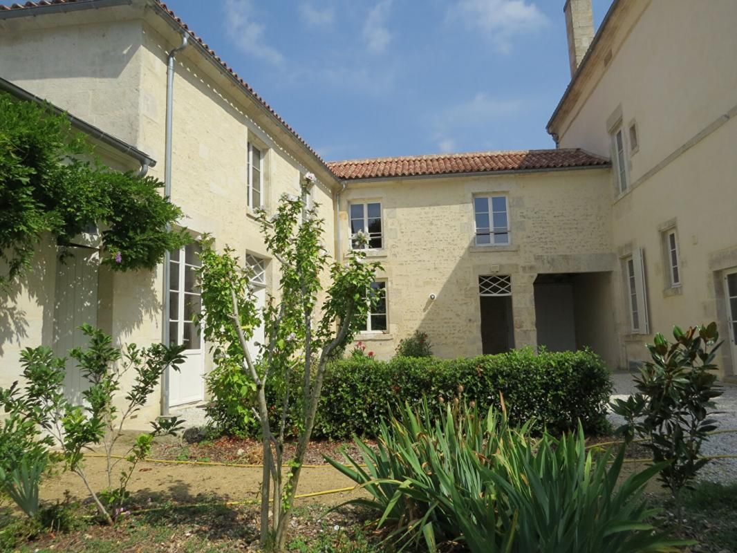 FONTENAY-LE-COMTE Bel Hôtel particulier, jardin et piscine centre ville 3