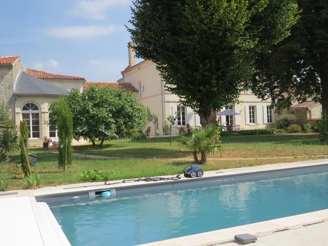 FONTENAY-LE-COMTE Bel Hôtel particulier, jardin et piscine centre ville 4