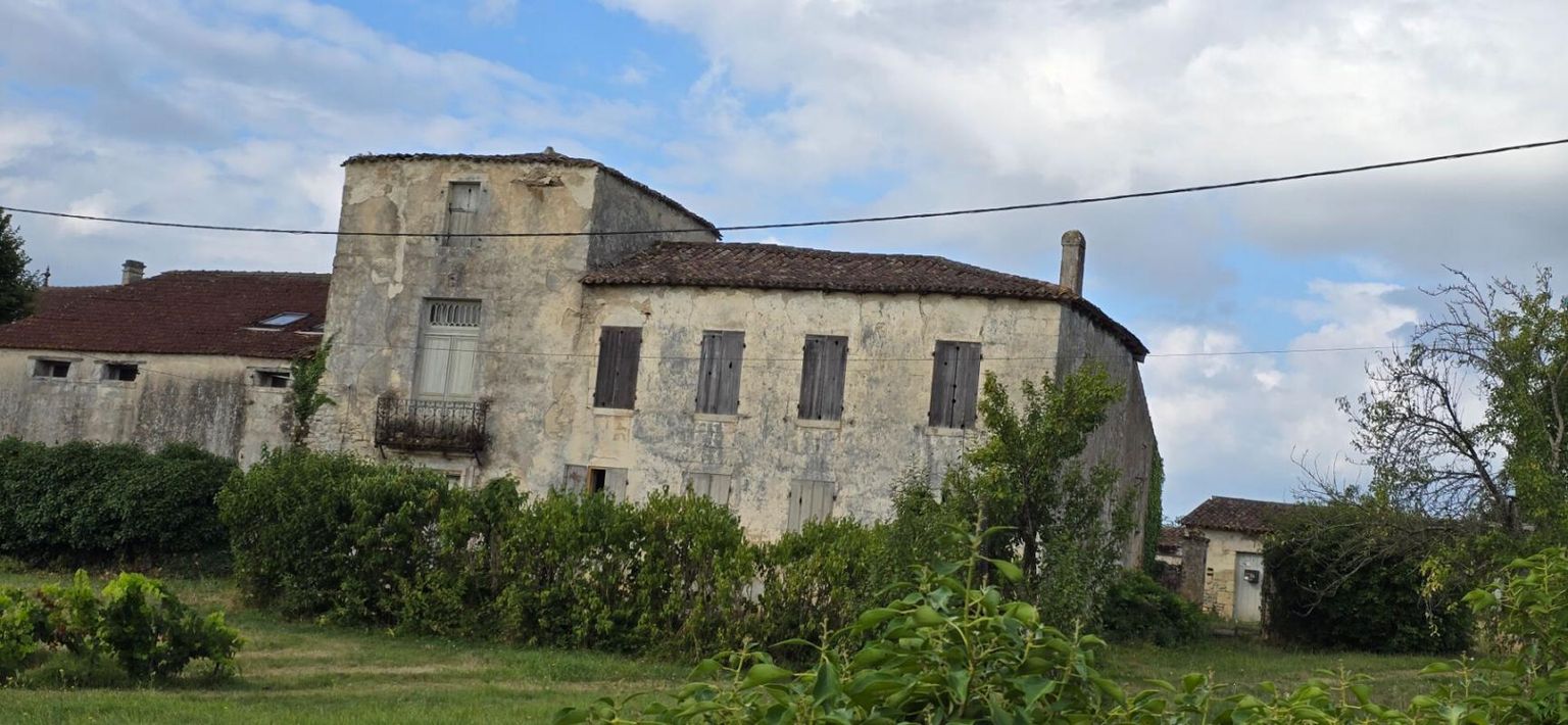 BLAYE Propriété viticole avec ancien manoir du 15ème siècle, chai, maison d'habitation et dépendances 2