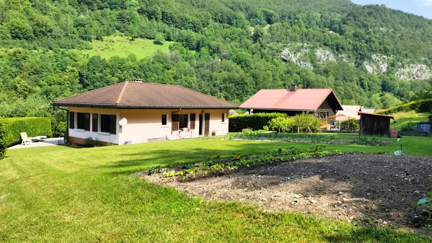 CHEZERY-FORENS Habitation ou pied à terre à Chezery Forens 5 pièce(s) 115 m2 1
