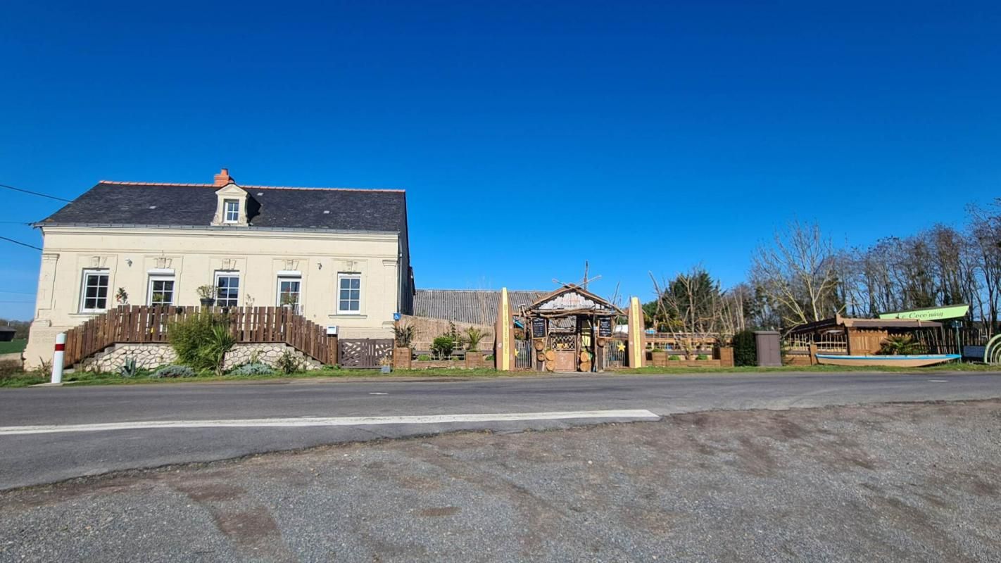 SAINT-MARTIN-DE-LA-PLACE Maison Saint Martin De La Place 6 pièce(s) 170 m2 et local commercial 3