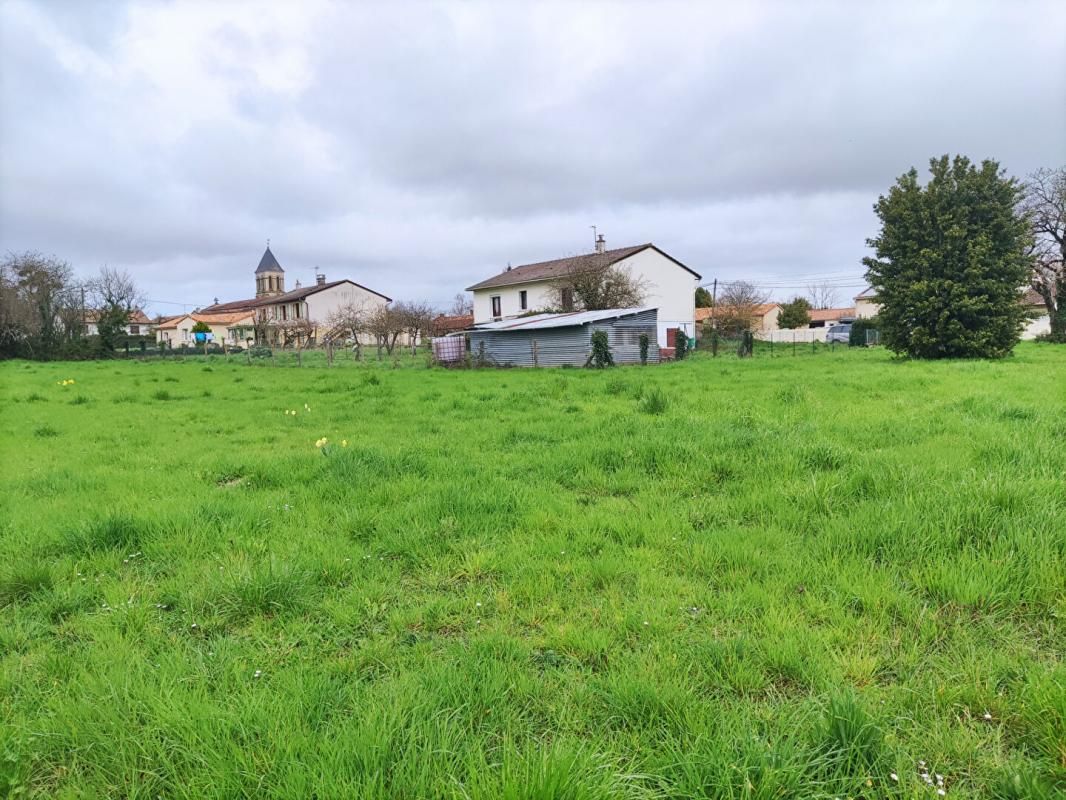 CHAMPAGNE-SAINT-HILAIRE Terrain Gencay 1885 m2 1