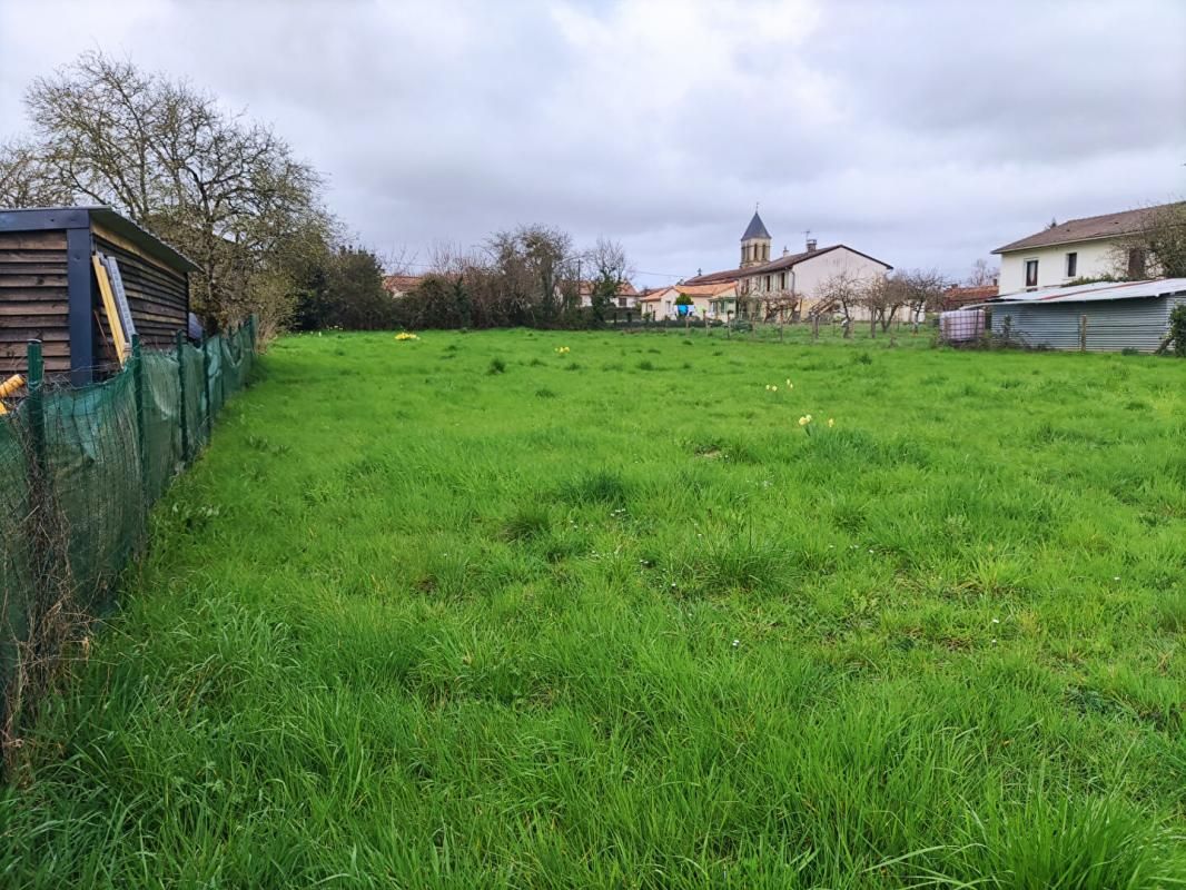 CHAMPAGNE-SAINT-HILAIRE Terrain Gencay 1885 m2 2