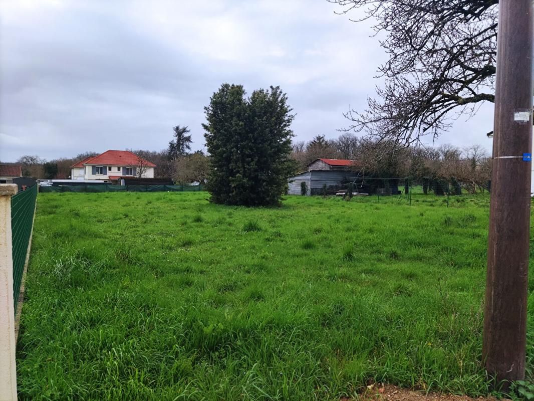 CHAMPAGNE-SAINT-HILAIRE Terrain Gencay 1885 m2 3