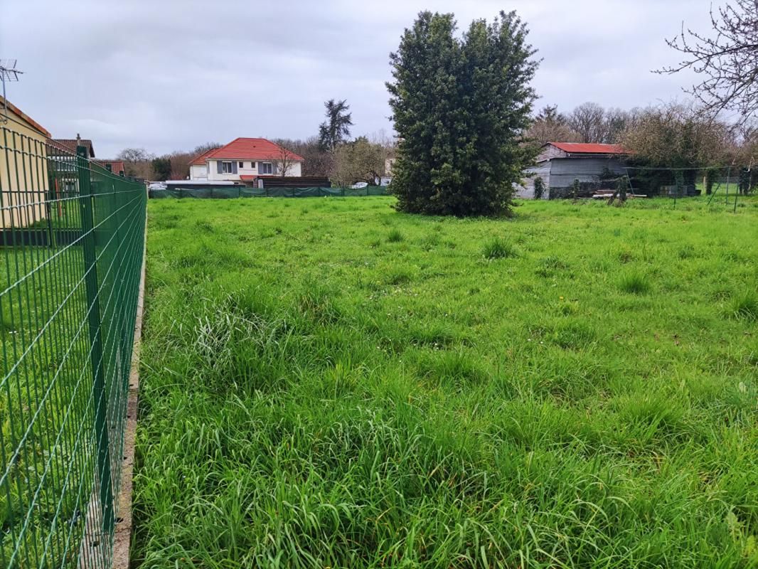 CHAMPAGNE-SAINT-HILAIRE Terrain Gencay 1885 m2 4