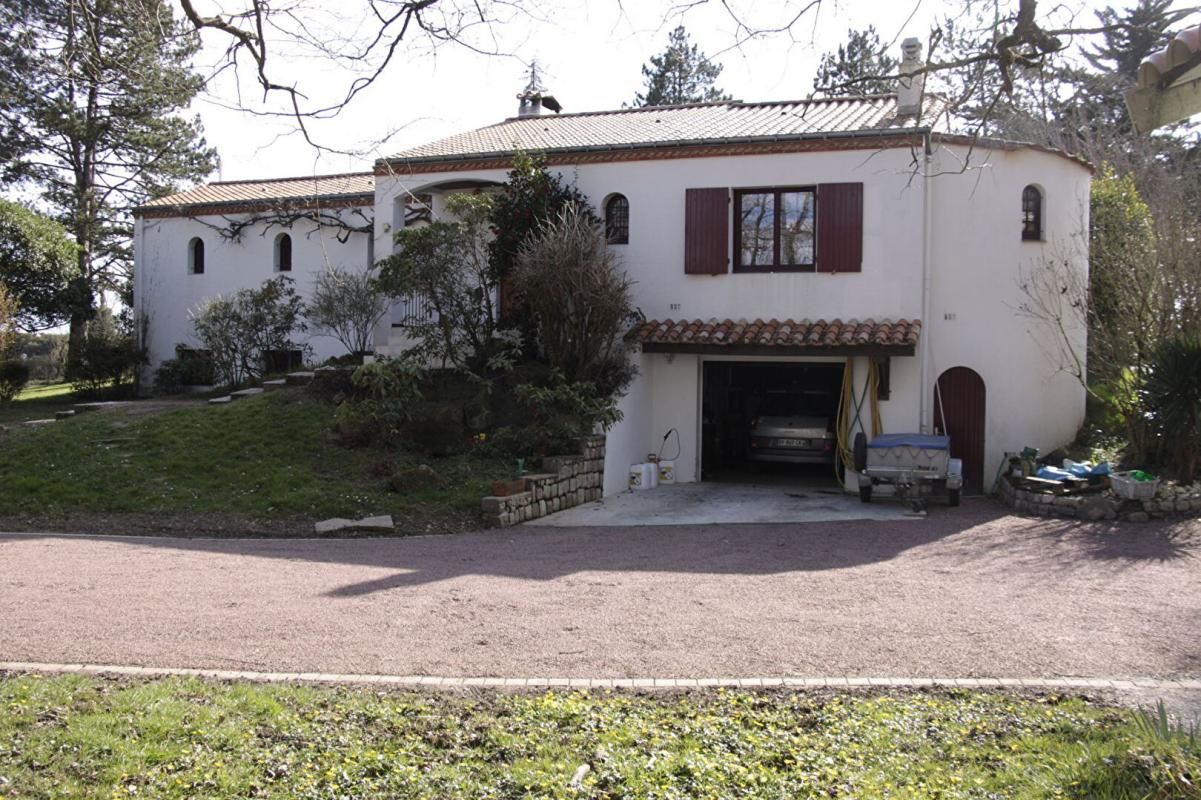 Propriété avec maison de 184M2 sur parc paysager de 9244M2