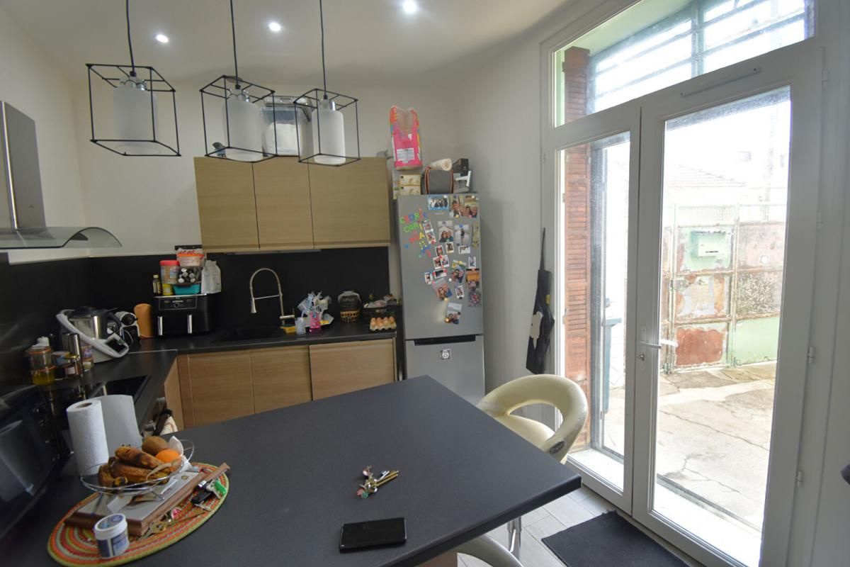 Maisonnette cosy avec cours et abris