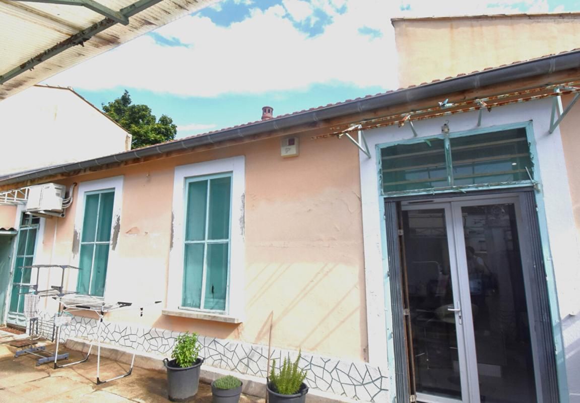 NIMES Maisonnette cosy avec cours et  abris 3