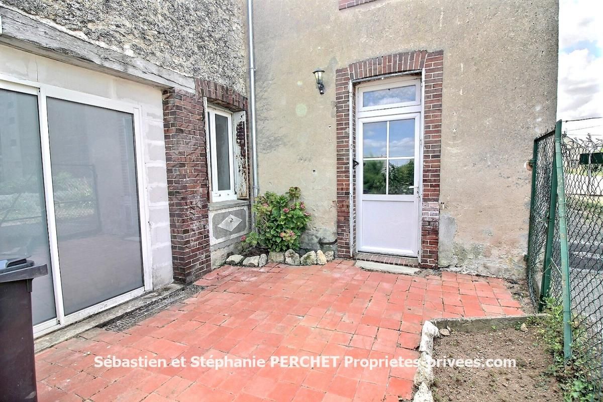 Maison en pierres sur un terrain clos et arboré
