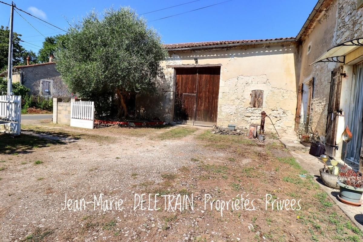LA ROQUILLE MAISON EN PIERRE AVEC FORT POTENTIEL D'EXTENSION 3