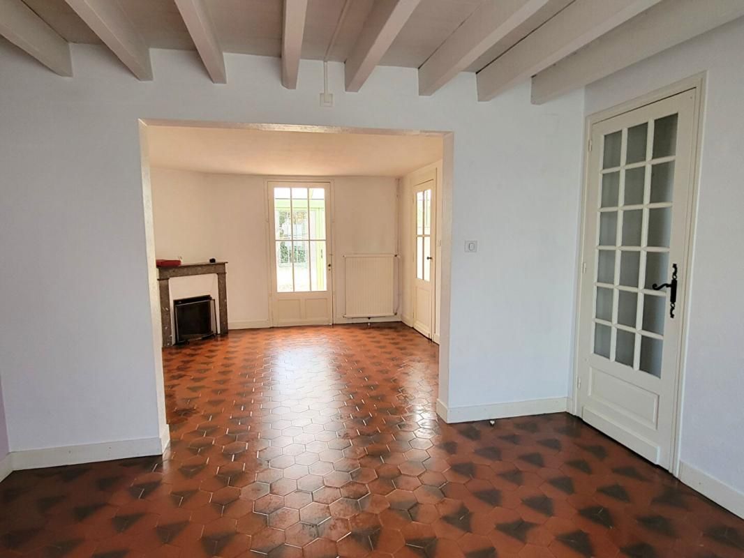 BORDEAUX Le charme de l'ancien pour cette maison de ville avec jardin , véranda, deux chambres et bureau 2