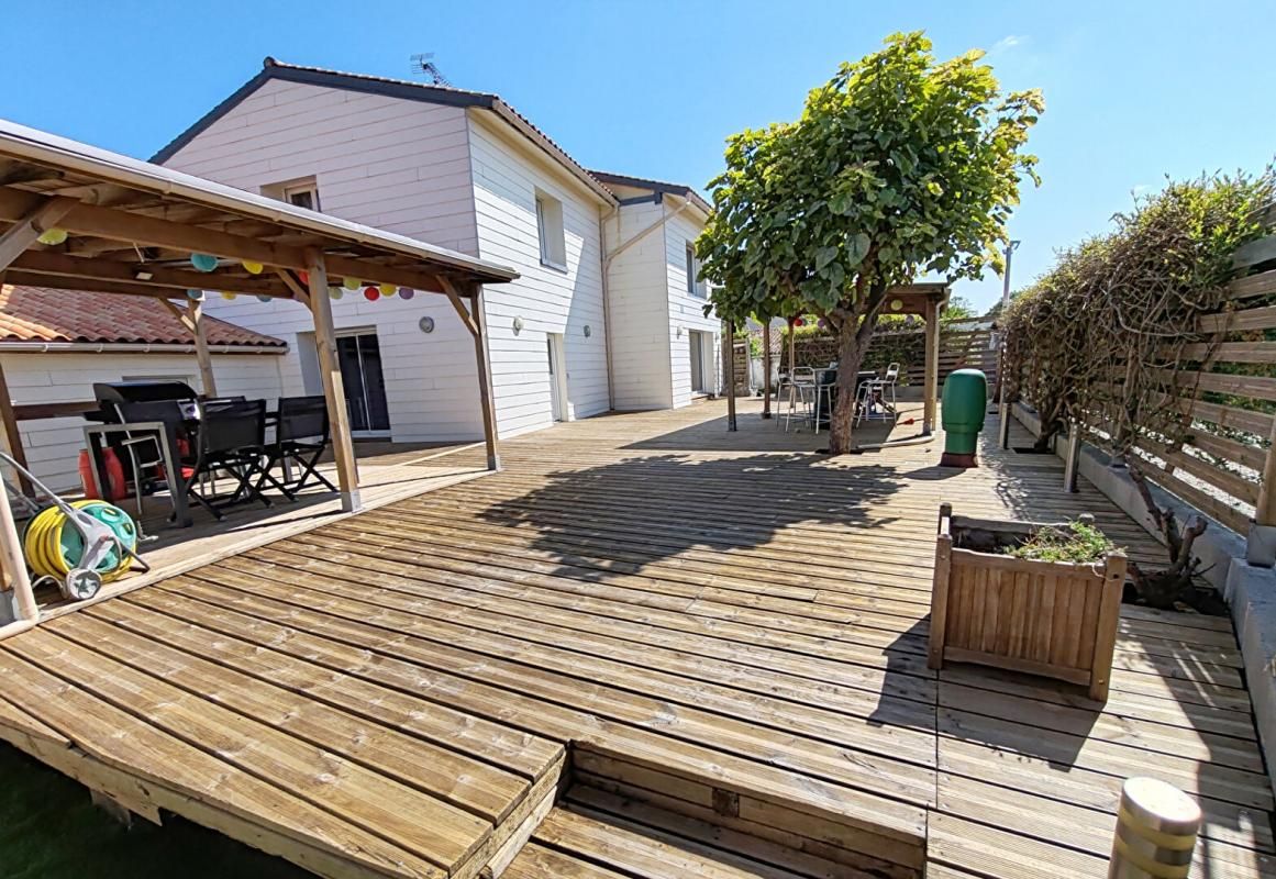 Nuaille D'Aunis, ensemble immobilier maison de 184m2 et 2 logements locatifs