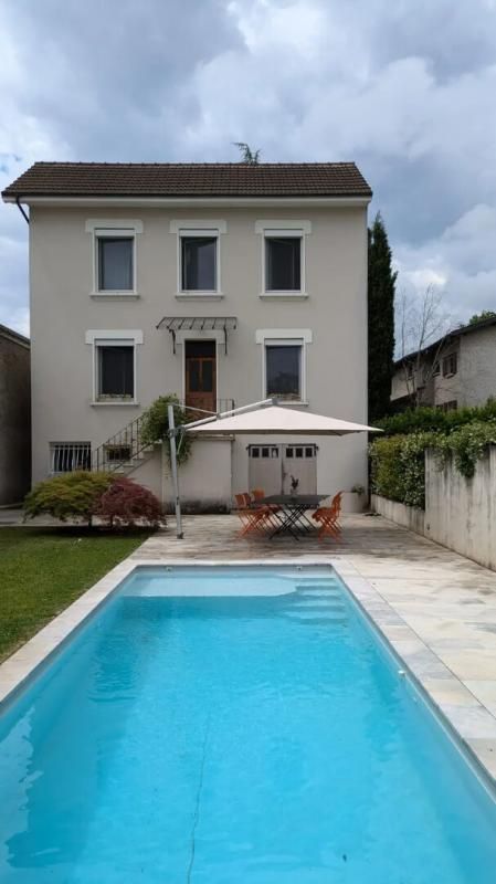 Rare à la location : demeure 5 chambres 156 m² à Corenc Montfleury avec Piscine