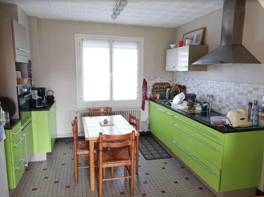 CARHAIX-PLOUGUER 29270 Carhaix maison proches toutes commodités et écoles 3 chambres garage bien isolée 4