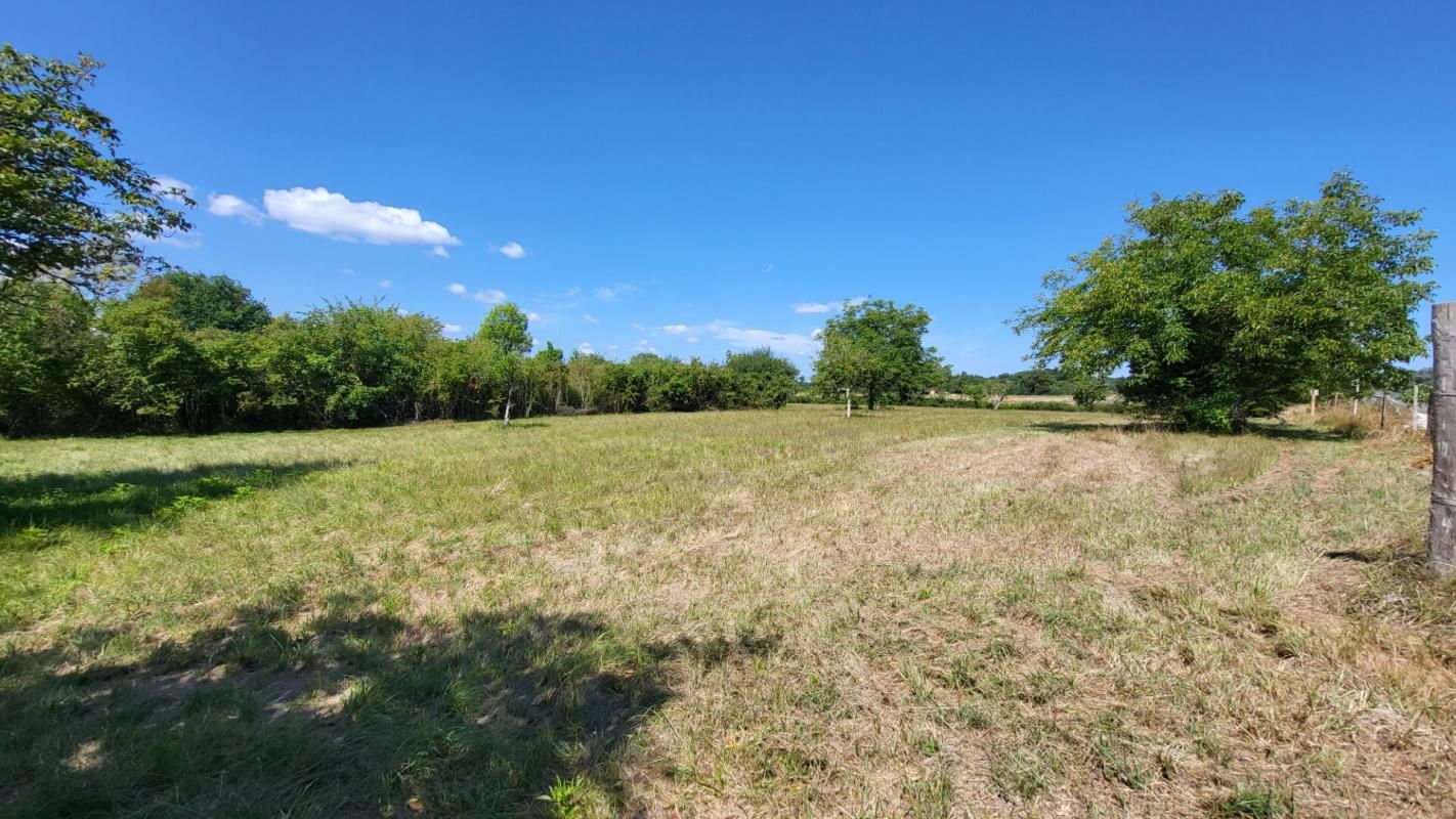 TERRAIN CONSTRUCTIBLE proche Saint Front De Pradoux 8192 m2