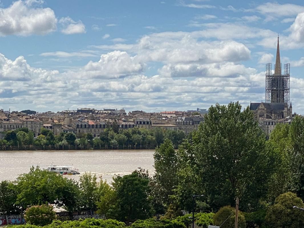 BORDEAUX Appartement avec vue Garonne de ses deux terrasses, séjour, 3 chambres 2