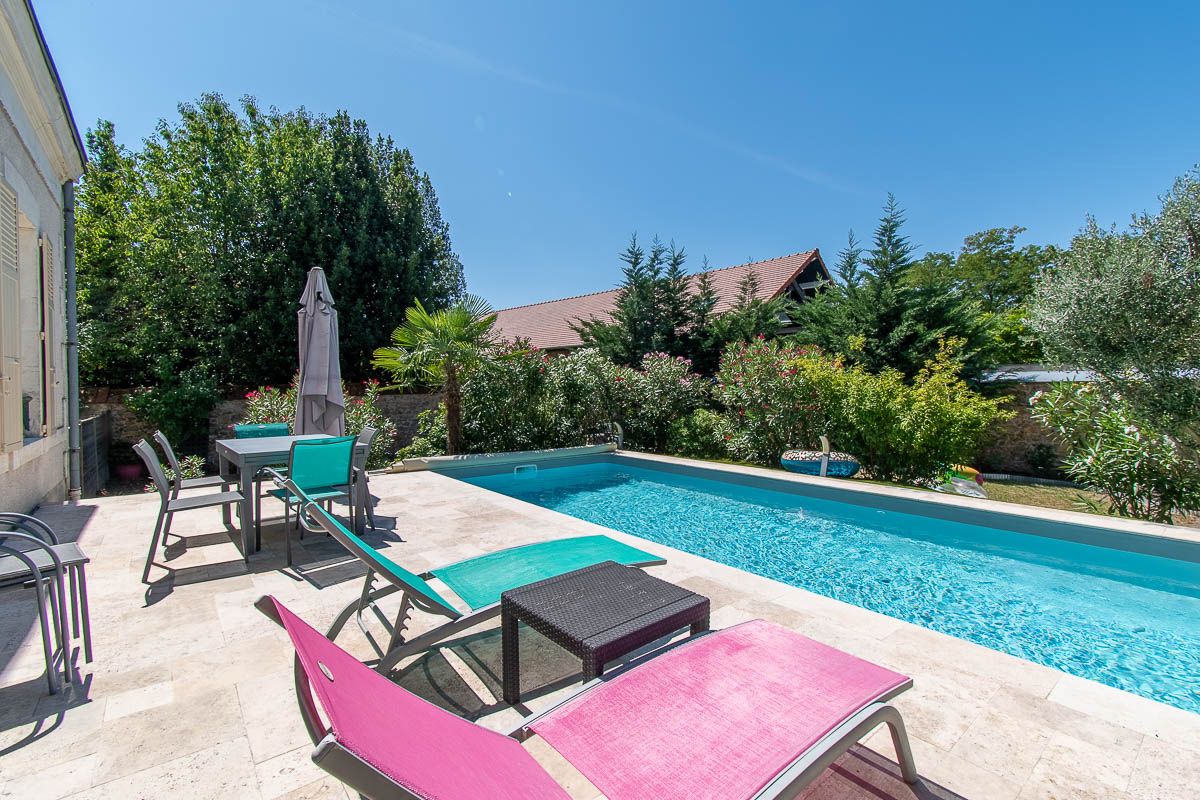 VIERZON Maison Vierzon 9 pièce(s) 214 m2 2