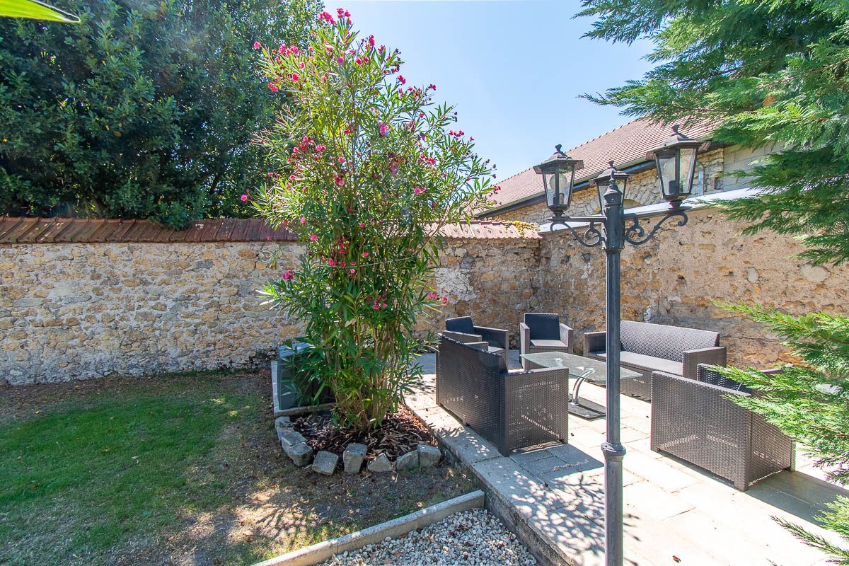 VIERZON Maison Vierzon 9 pièce(s) 214 m2 3