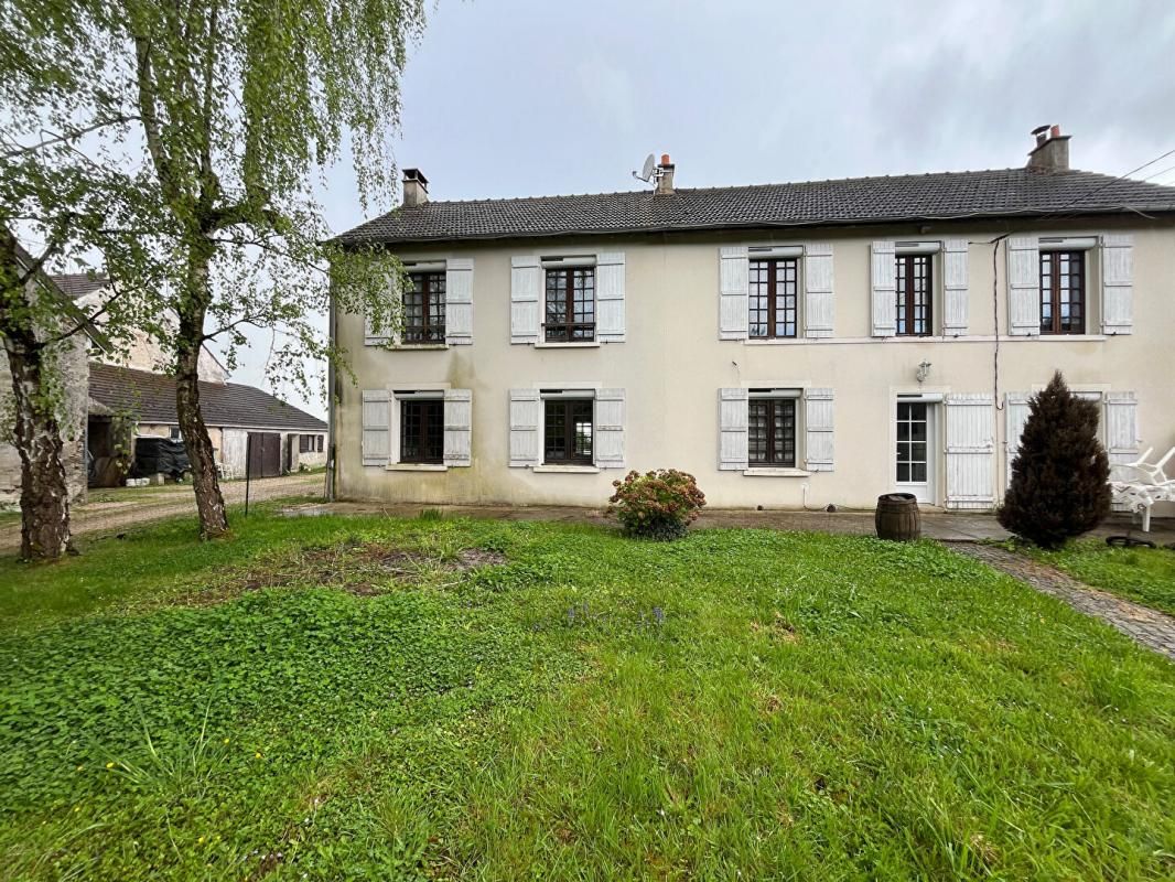 LA FERTE-SOUS-JOUARRE Authentique longère avec piscine, dépendances et belles prestations ? Cadre bucolique garanti 1