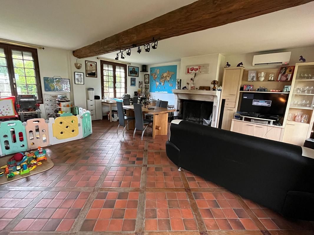 LA FERTE-SOUS-JOUARRE Authentique longère avec piscine, dépendances et belles prestations ? Cadre bucolique garanti 2