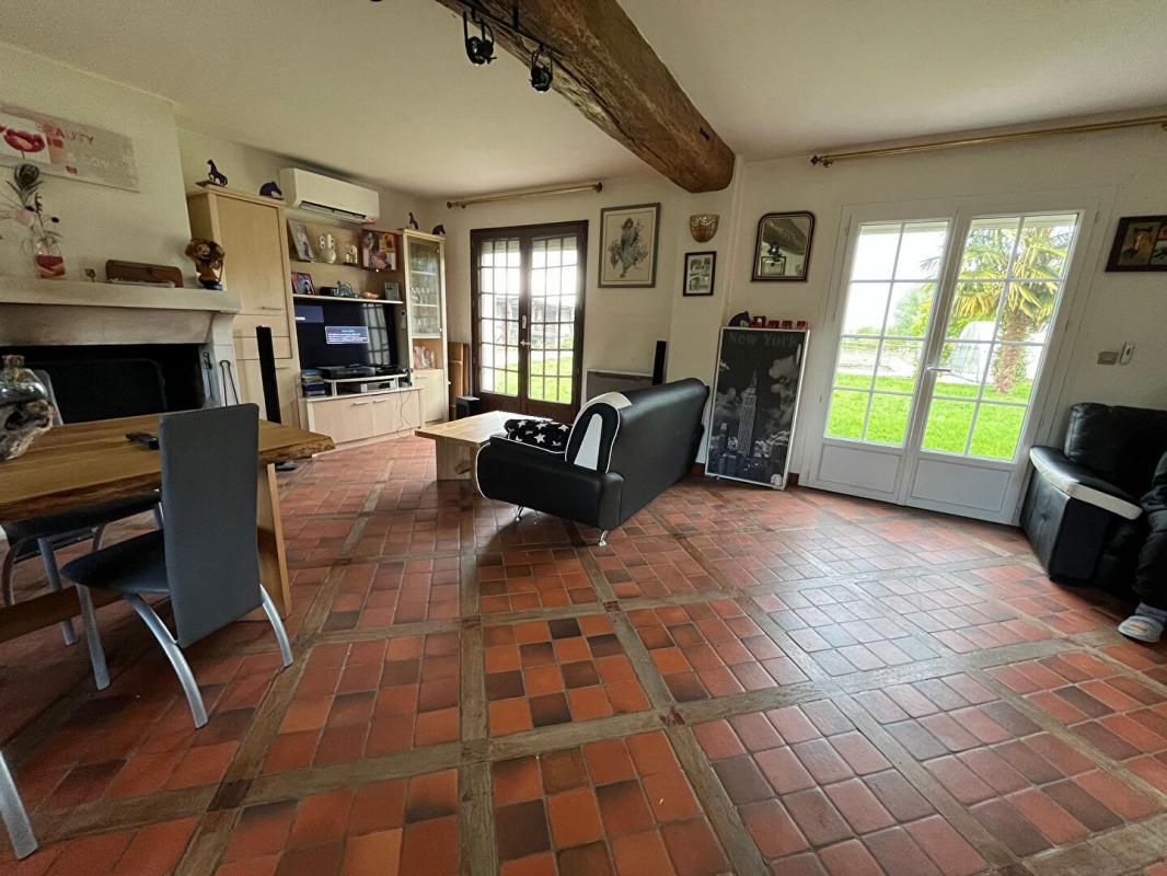 LA FERTE-SOUS-JOUARRE Authentique longère avec piscine, dépendances et belles prestations ? Cadre bucolique garanti 3