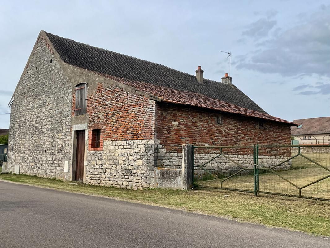 Ancienne Ferme située à DAMEREY (71620) 70M2