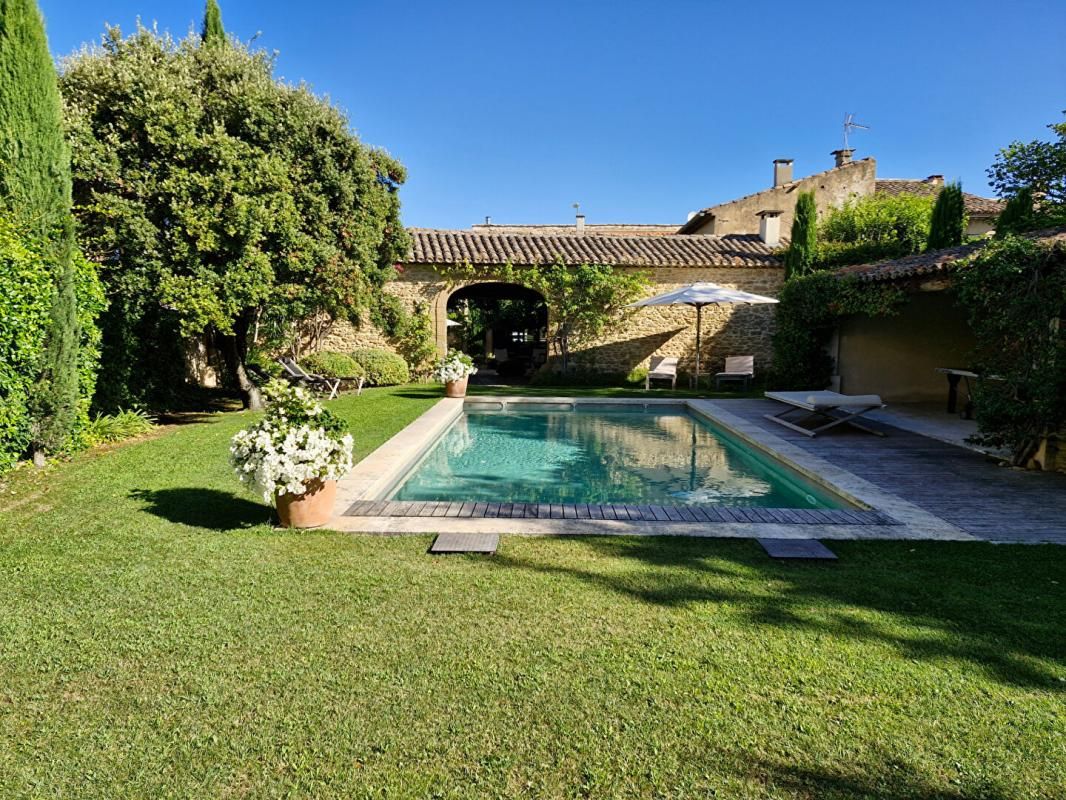 MAUBEC Charmant mas de village avec piscine et 7 chambres 1