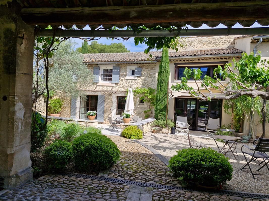 MAUBEC Charmant mas de village avec piscine et 7 chambres 2