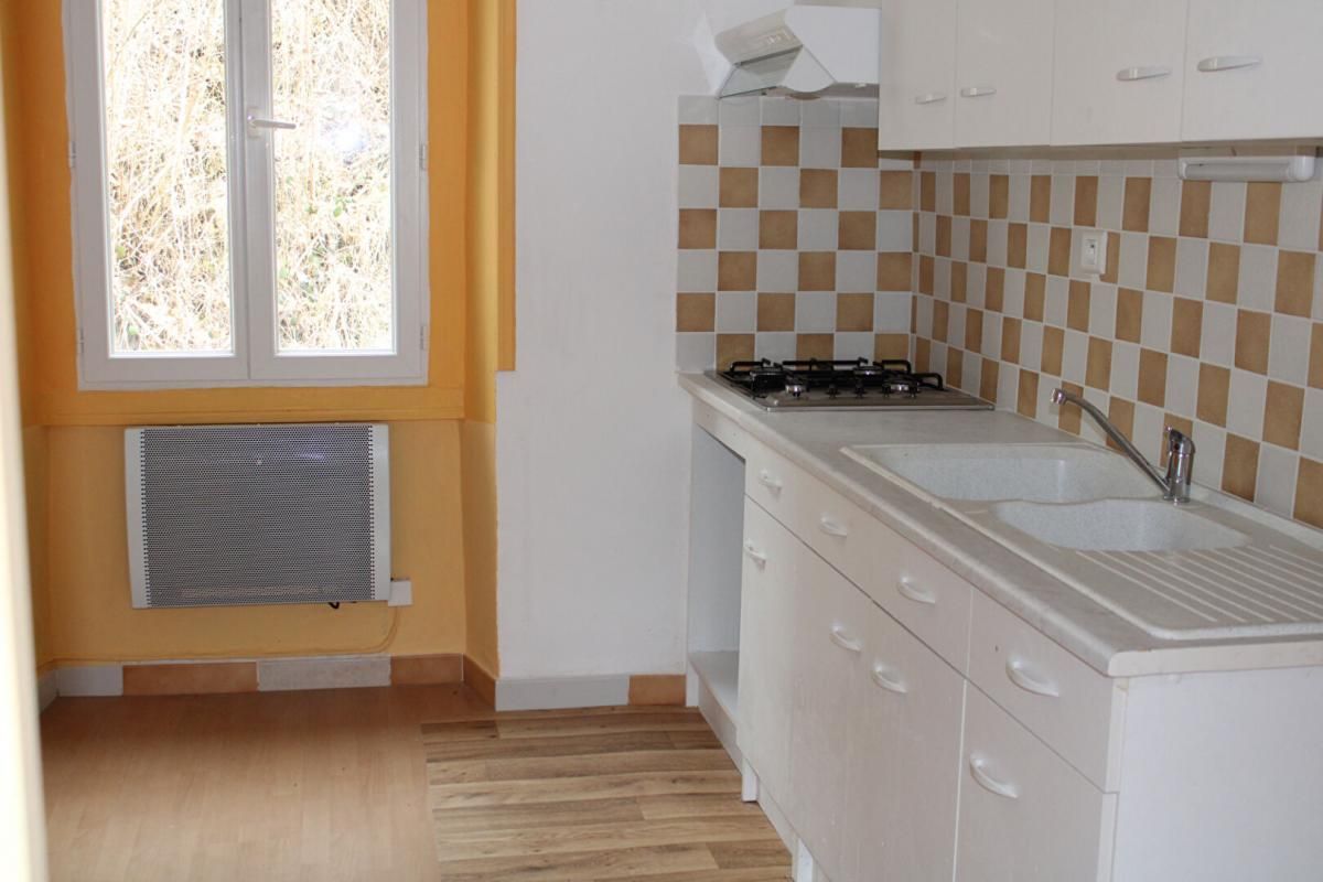 SAINT-BONNET-DE-MONTAUROUX Maison  avec 3 appartements Saint Bonnet Laval 9 pièce(s) 178 m2 4