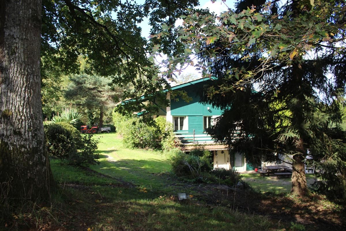 CHABRAC Maison avec 2 étangs de pêches  et de reproduction (aux normes) dans une propriété  fermée, idéale gîte 4