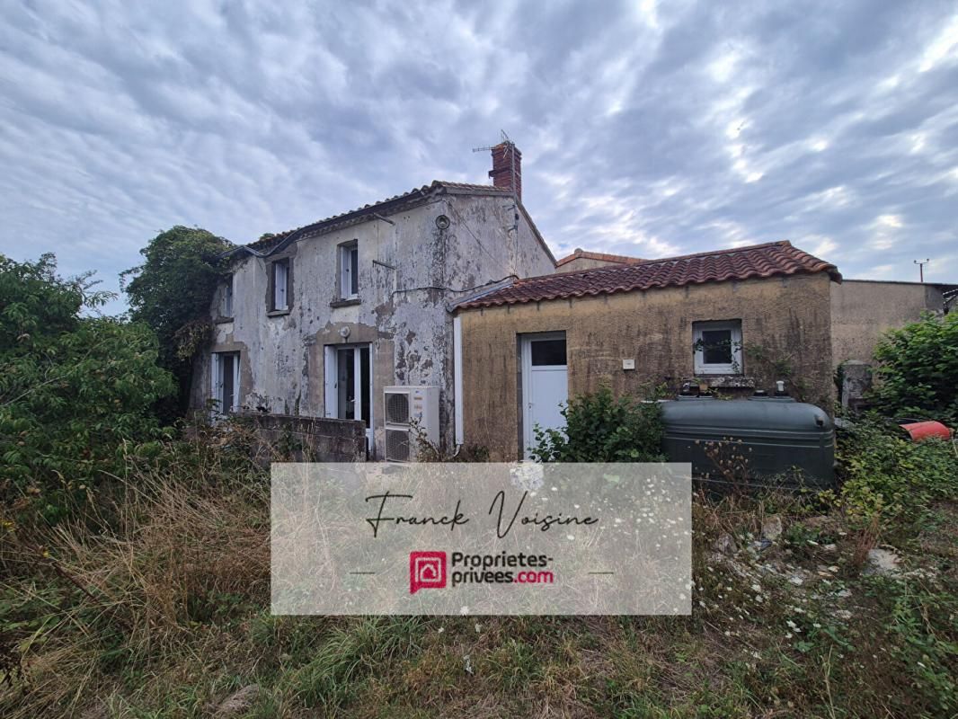ROCHETREJOUX A VENDRE à Rochetrejoux, Maison à rénover de 84 m2 env avec 2 chambres et un bureau sur un terrain de 949 m2 env 1