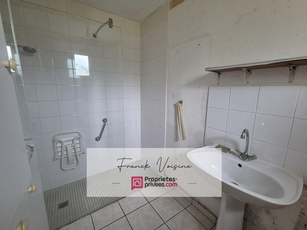 ROCHETREJOUX A VENDRE à Rochetrejoux, Maison à rénover de 84 m2 env avec 2 chambres et un bureau sur un terrain de 949 m2 env 4