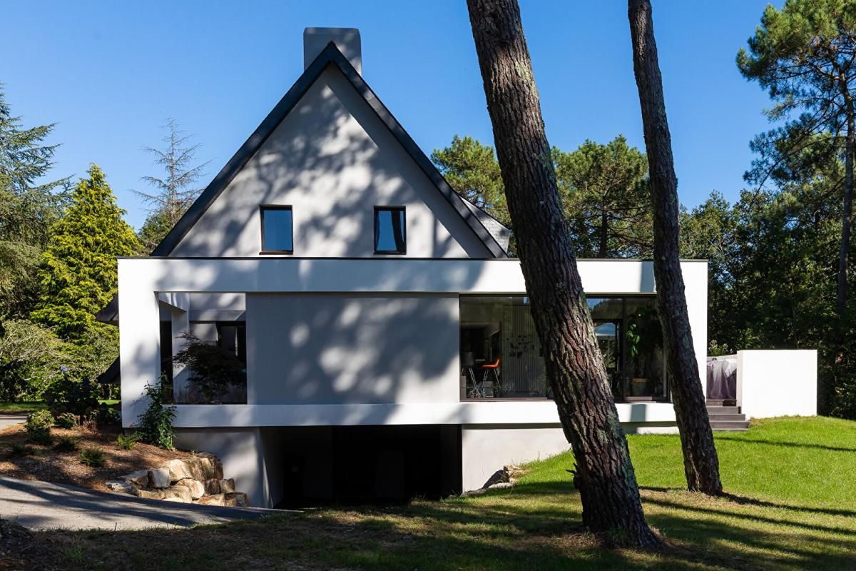 Maison d'architecte rénovée avec piscine, dans un écrin de verdure aux portes de Vannes