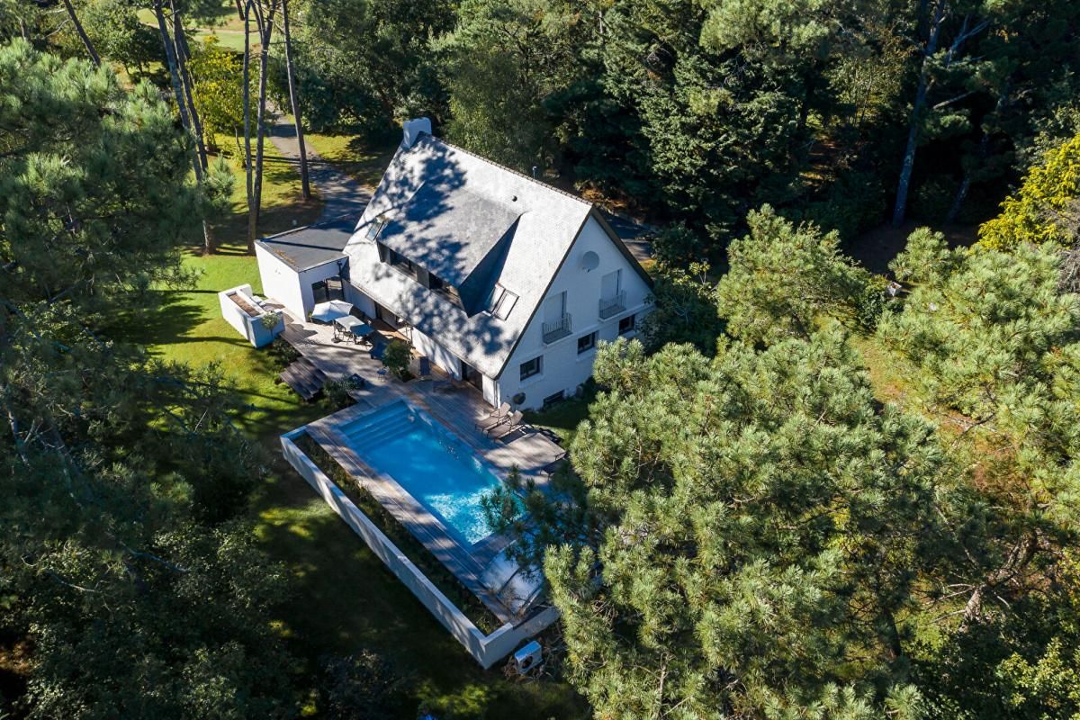 VANNES Maison d'architecte rénovée avec piscine, dans un écrin de verdure aux portes de Vannes 2