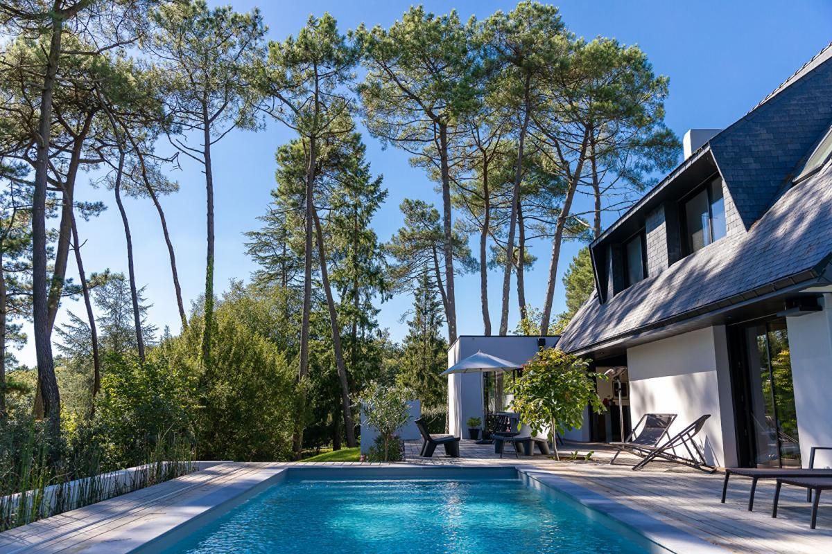 VANNES Maison d'architecte rénovée avec piscine, dans un écrin de verdure aux portes de Vannes 3