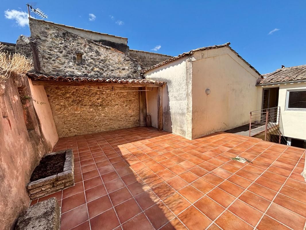 UZES Maison en pierre pleine de charme avec terrasse et garage 2