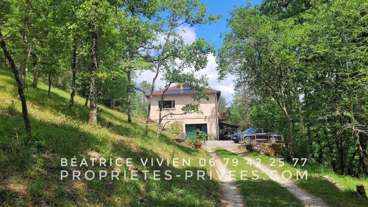 ROUFFIGNAC-SAINT-CERNIN-DE-REILHAC Entre Plazac et Rouffignac ! Maison au coeur de la forêt. 2 chambres. Possibilité 3 ch. Sous-sol. Terrain boisé: 12642 m2 1
