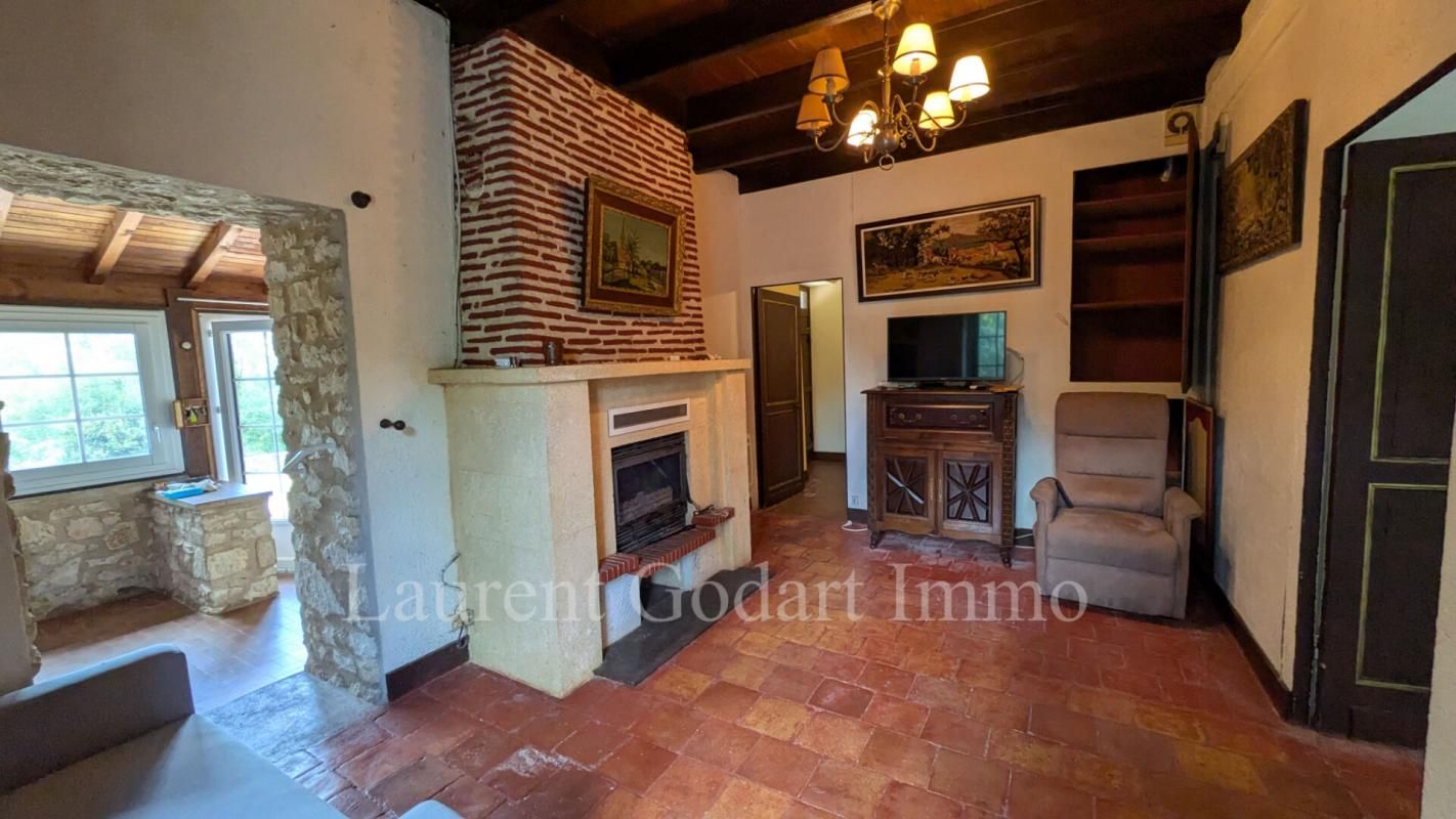 CASTILLONNES Maison en pierres avec dépendances 4