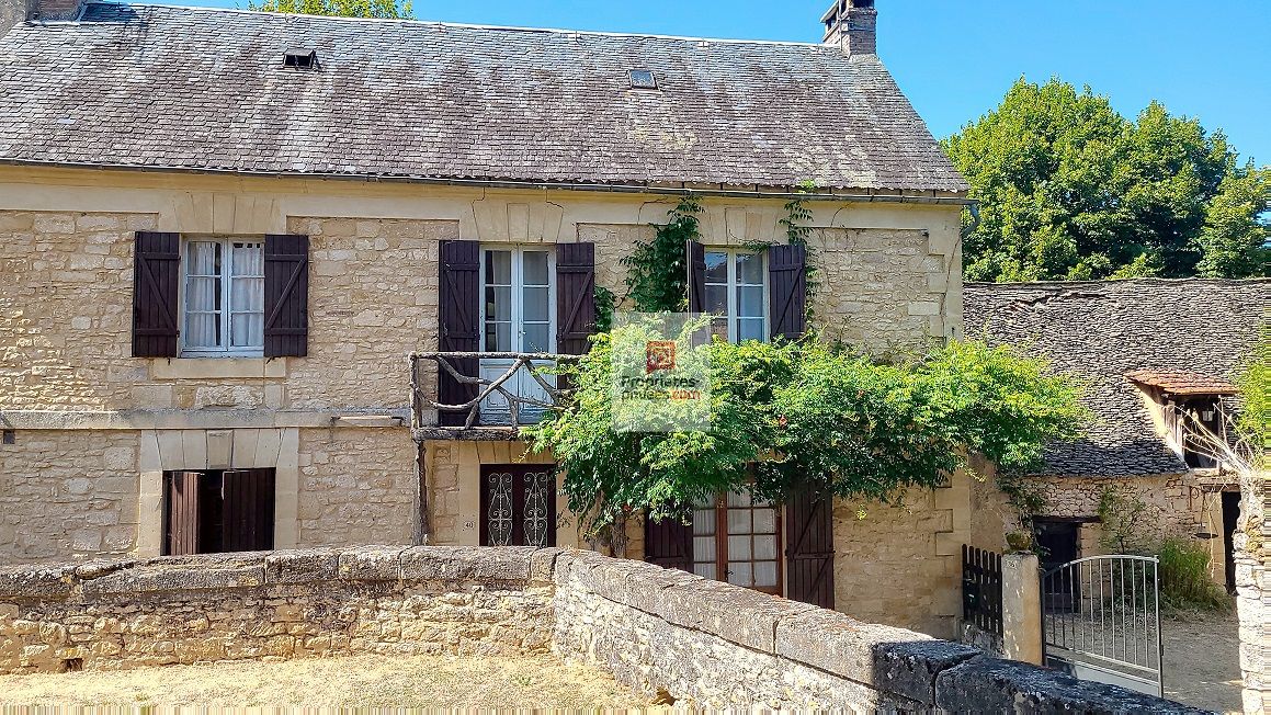 MONTIGNAC SECTEUR Montignac Lascaux. Dans un joli village: 2 maisons de caractère, atelier et préau. Jardin clos 1080 m2 2