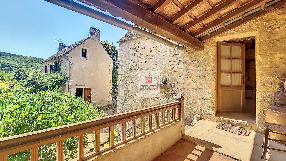 MONTIGNAC SECTEUR Montignac Lascaux. Dans un joli village: 2 maisons de caractère, atelier et préau. Jardin clos 1080 m2 3