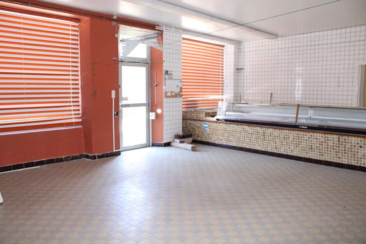 SAINT-ETIENNE-DE-LUGDARES Maison avec local commercial et double garage de 66 m² 2
