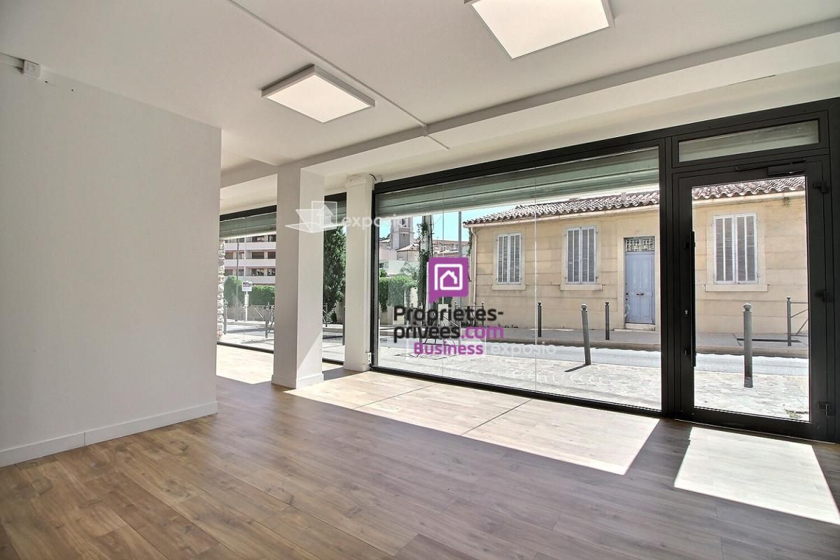 CASSIS CASSIS - LOCAL COMMERCIAL A LOUER - 78 m² - 3 260 Euros HTHC - 1