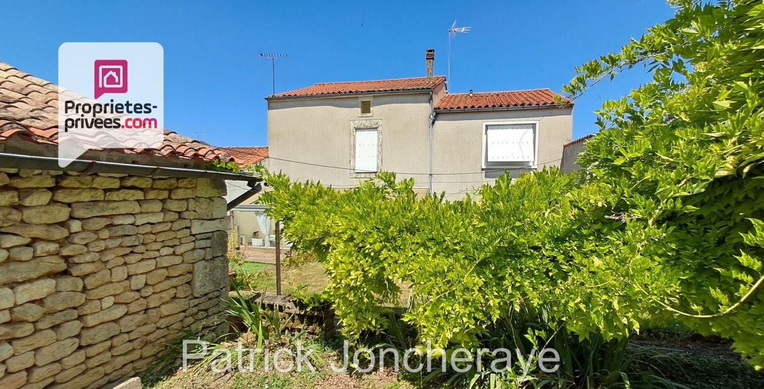 MAILLEZAIS CHARMANTE MAISON DE VILLE AVEC GARAGES ET ET TERRAIN CLOS 1