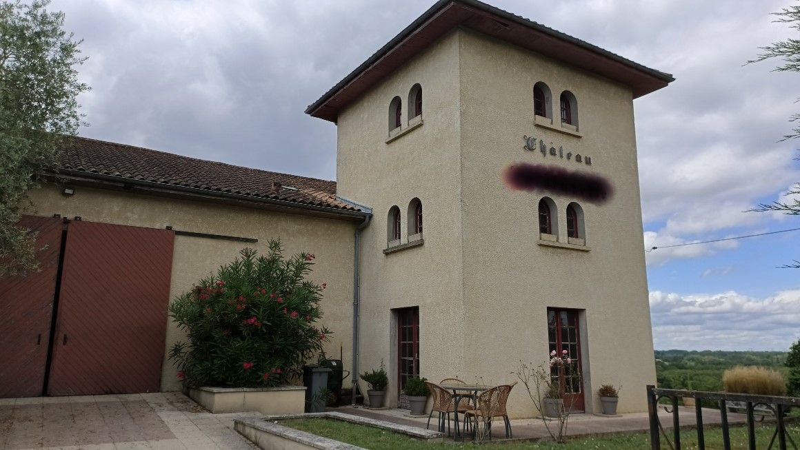 33 Château,chai, terrain de 15 000 m2