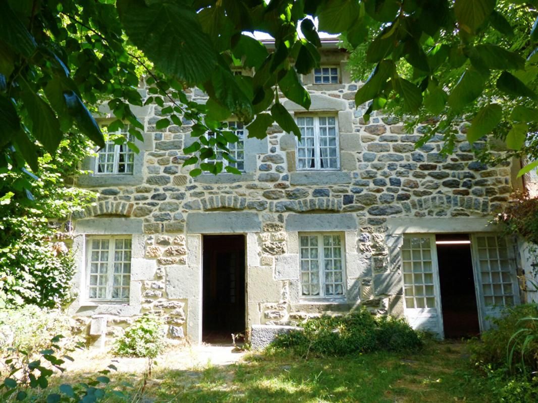 SAINT-JULIEN-CHAPTEUIL Remarquable Maison en pierre à Saint-Julien-Chapteuil 1
