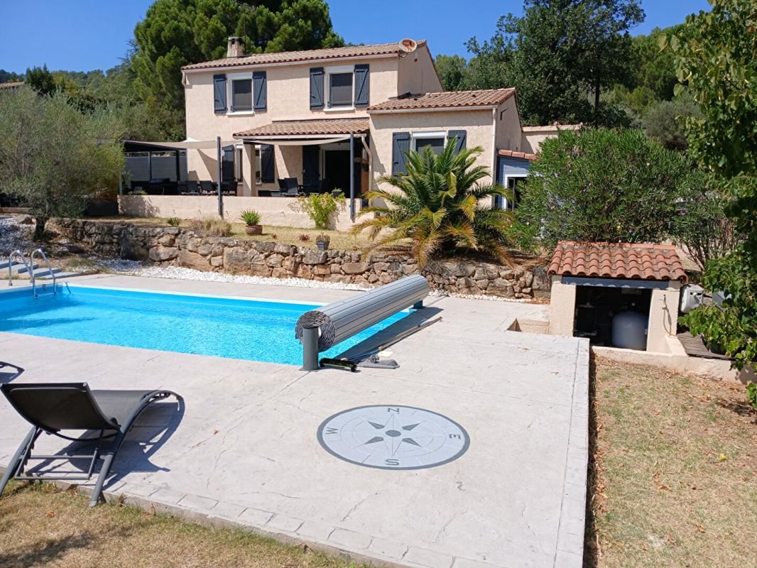 Villa T6 de 126 m2 sur 1785m² de terrain avec piscine - LE VAL