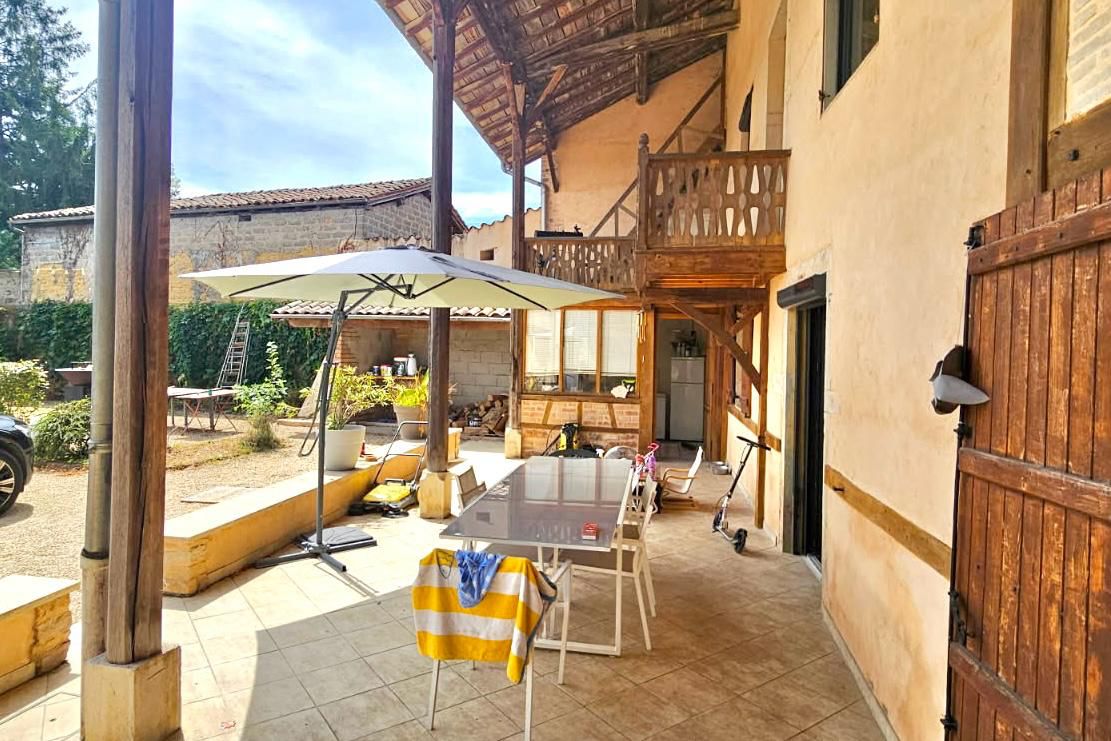 Charmante maison de ville de 200 m2 à vendre à Bâgé-Dommartin