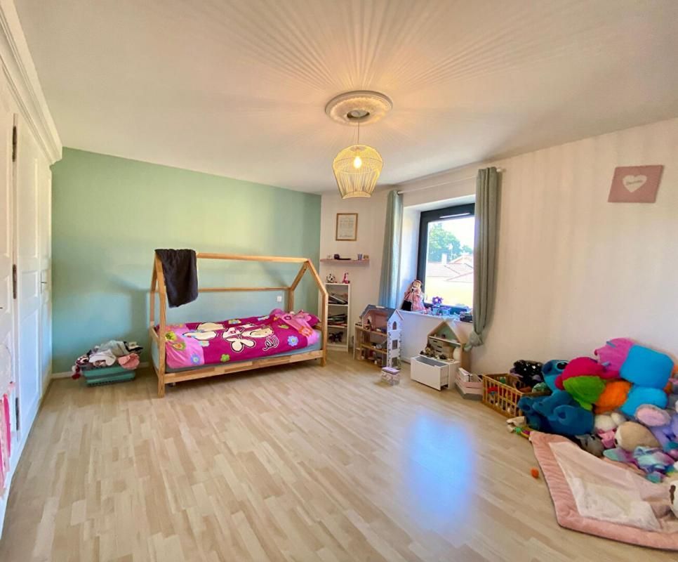 BAGE-LE-CHATEL Charmante maison de ville de 200 m2 à vendre à Bâgé-Dommartin 4